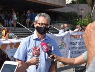 Antonio Vazquez, ante los medios de comunicacion y la Sede de la Delegación en Málaga